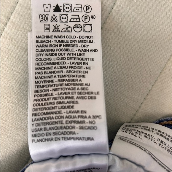 Women’s distressed  Levi’s high rise denim shorts size 32 - Picture 6 of 8